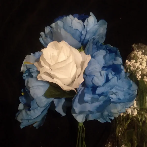 Easter lilies, baby's breath and various other varieties of faux flowers - Picture 7 of 11